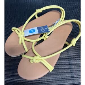 NWT Ladies Universal Thread Yellow Petal Sandals - Size 7.5